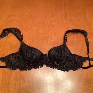 Victoria’s Secret 32D lacy bra